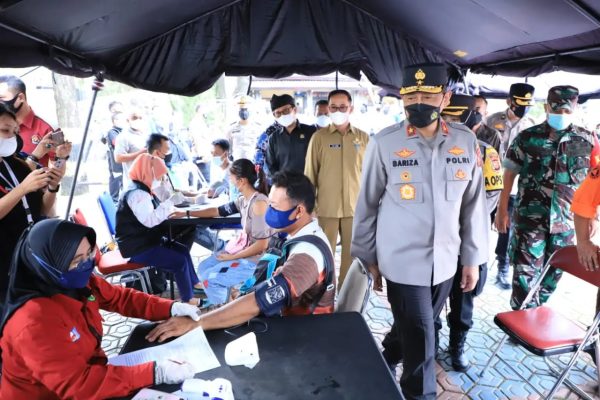 wakapolda jabar meninjau langsung kegiatan pelaksanaan vaksinasi dalam rangka mengurangi angka penyebaran covid 19 21203