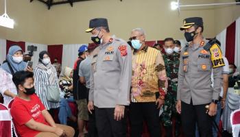 wakapolda jabar tinjau langsung vaksinasi massal di desa sangkanhurip 37458