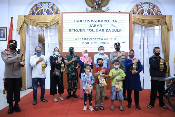 wakapolda jabar tinjau pelaksanaan vaksinasi dan baksos di gedung negara dan ponpes internasional assyiffa sumedang 52