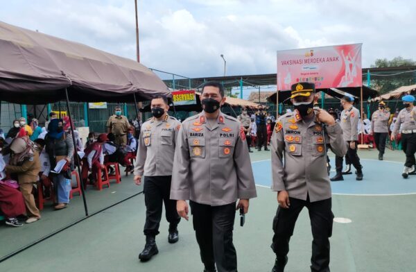 wakapolda jabar tinjau pelaksanaan vaksinasi medeka anak di polres cimahi 37258