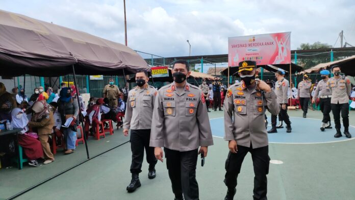 wakapolda jabar tinjau pelaksanaan vaksinasi medeka anak di polres cimahi 37258