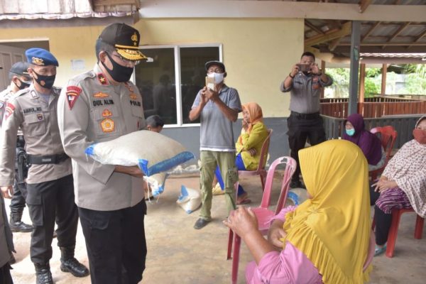 wakapolda jambi bagikan sembako kepada warga yang terdampak covid 19 11343
