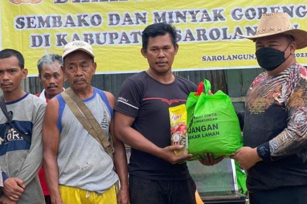 wakapolda jambi berikan bantuan sosial untuk warga desa danau serdang 21234