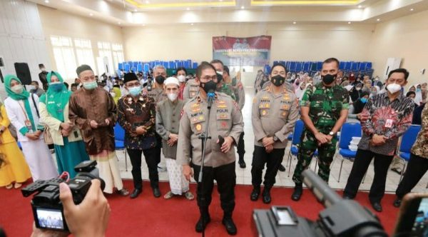 wakapolda jatim tinjau langsung vaksinasi di ponpes nurul jadid probolinggo 21081
