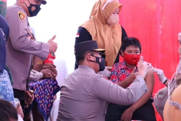 wakapolda jawa timur tinjau vaksinasi di sdn 51 gresik 9958