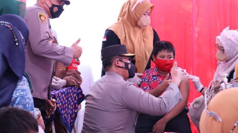 wakapolda jawa timur tinjau vaksinasi di sdn 51 gresik 9958