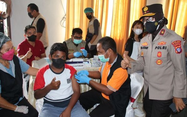 wakapolda kalteng berikan motivasi bagi anak anak peserta vaksinasi di kabupaten lamandau 23088