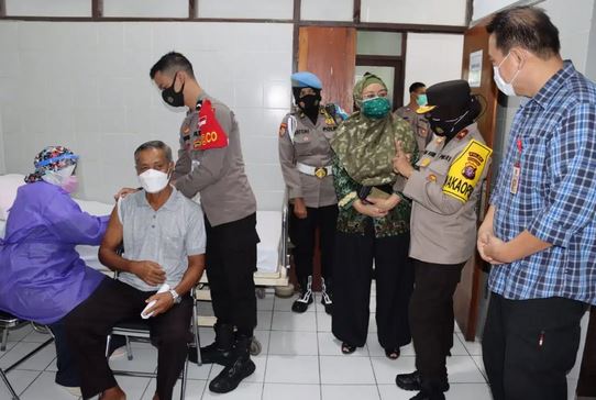 wakapolda kalteng tinjau pelaksanaan vaksinasi lansia di palangkaraya 37343
