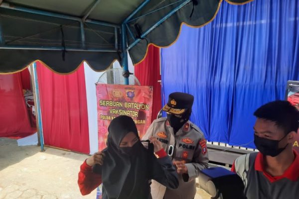 wakapolda kalteng tinjau vaksinasi dan bagikan bansos ke masyarakat gumas 34433