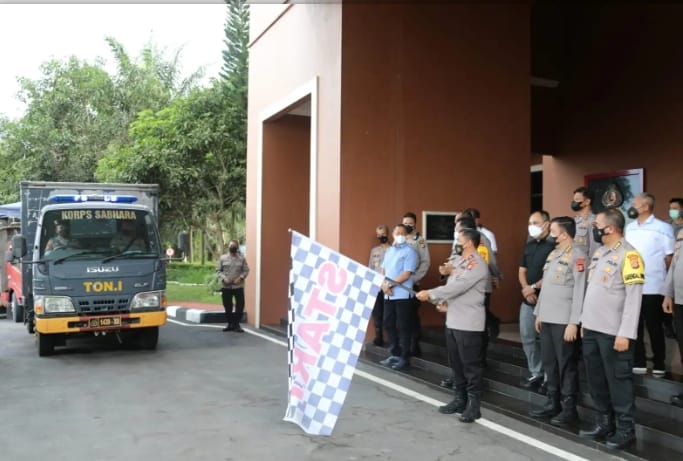 wakapolda kaltim salurkan bantuan logistik bagi korban bencana banjir di kabupaten kutai timur 45180