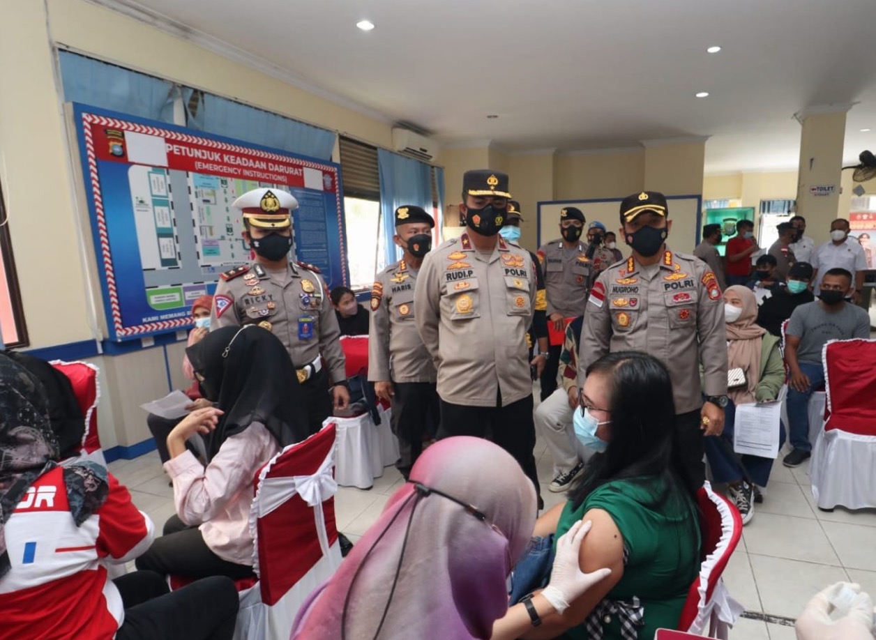 wakapolda kepri tinjau vaksinasi serentak 45126