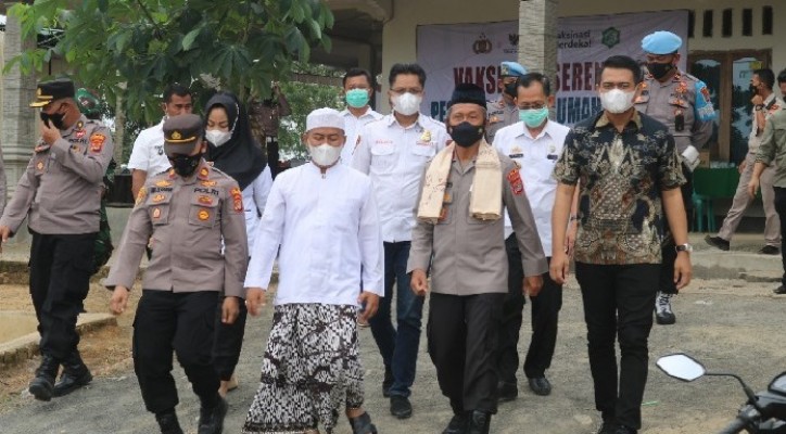 wakapolda lampung tinjau vaksinasi di ponpes darul fattah lampung timur 24511