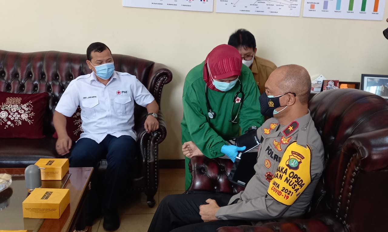 wakapolda metro jaya datang ke pmi lakukan donor plasma konvalesen 30489