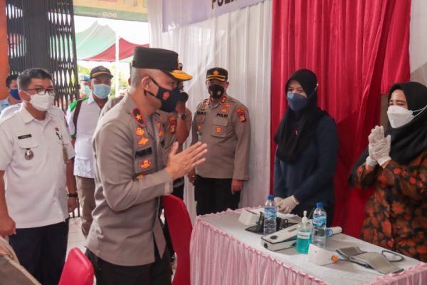 wakapolda metro jaya tinjau langsung vaksinasi serentak di pd pasar jaya 21064