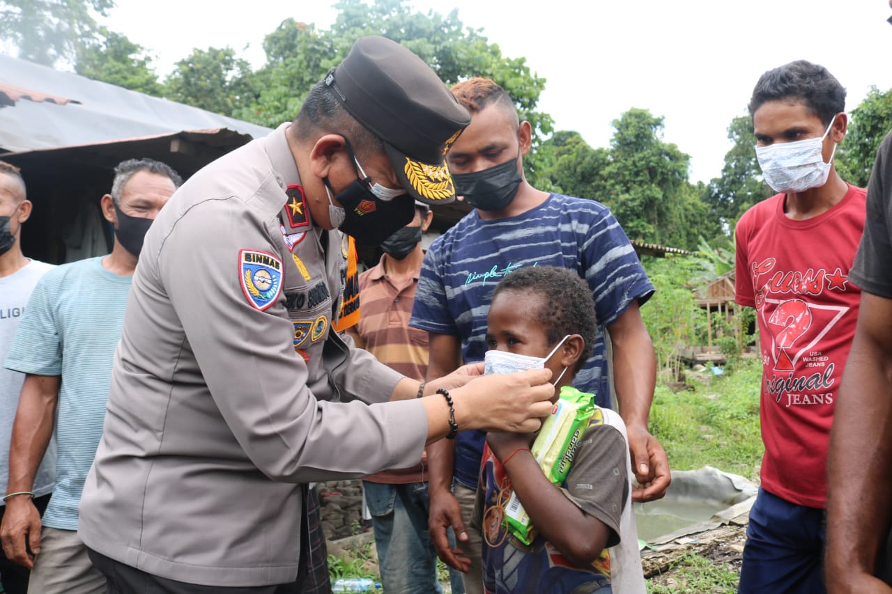 wakapolda papua meninjauan pelaksanaan gerai vaksin presisi di area pendulangan mile 40 hingga mile 25 kabupaten mimika 27368