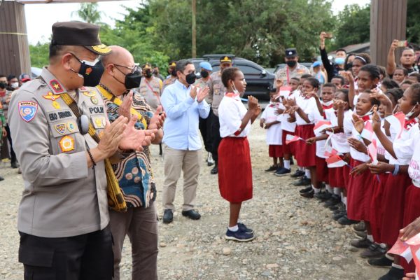wakapolda papua resmikan taman baca si ipar di pospol yaro 13478