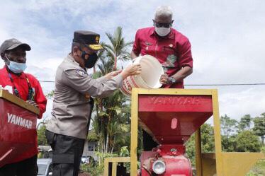 wakapolda papua tinjau progran binmas noken di kampung mulia di kabupaten mimika 13198