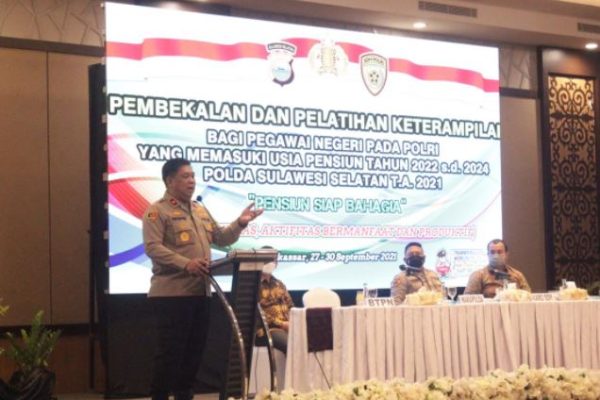 wakapolda sulsel buka pembekalan dan pelatihan keterampilan bagi anggota dan pns polri 9694