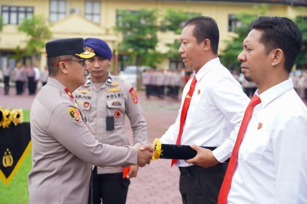 wakapolda sultra berikan penghargaan langsung ke 43 personel berprestasi di bidang operasional dan olahraga 72983