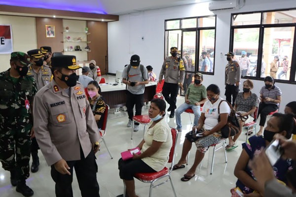 wakapolda sulut tinjau pelaksanaan vaksinasi dan serahkan paket sembako di minahasa utara 24920