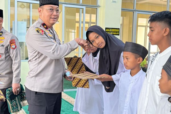 wakapolda sumbar berikan santunan langsung kepada anak yatim 71438