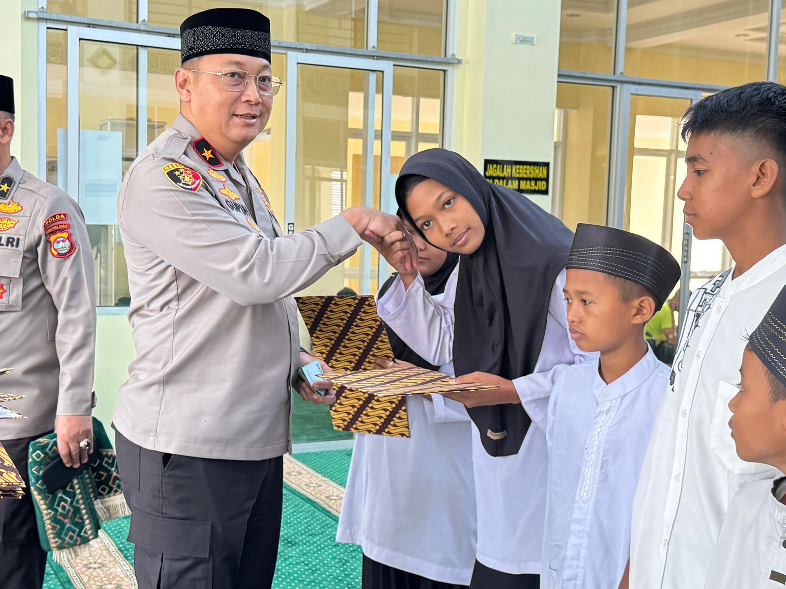 wakapolda sumbar berikan santunan langsung kepada anak yatim 71438