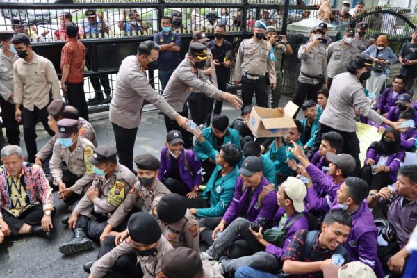 wakapolrestabes medan bagikan air mineral untuk demonstran 49570