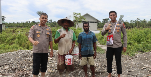 wakasatgas binmas meninjau lahan pertanian di yahukimo 46129