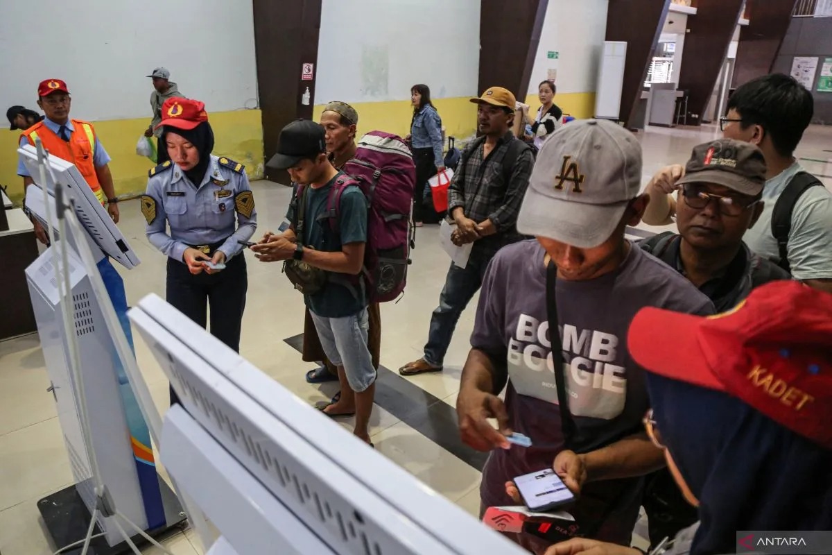 wamenkomdigi trafik layanan data naik 23 persen selama libur natal tahun baru 82629