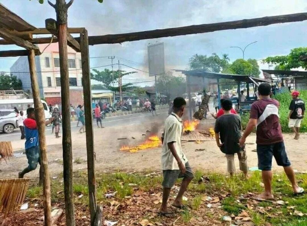 wanita di sorong dibakar massa karena diduga culik anak 53668