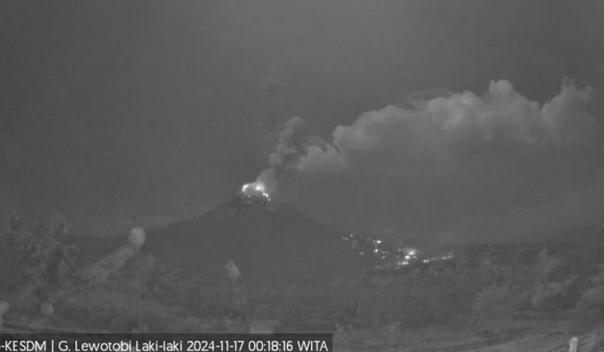 warga diimbau waspada setelah gunung lewotobi laki laki gugurkan awan panas 81024