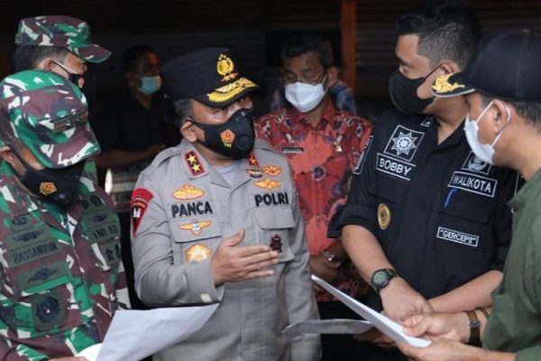 warga positif covid 19 kapolda sumut perintahkan anggota tutup akses jalan 28641