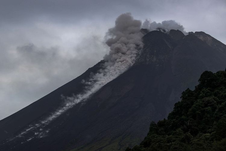 waspada gunung karangetan keluarkan awan panas ancam 3 desa 58705