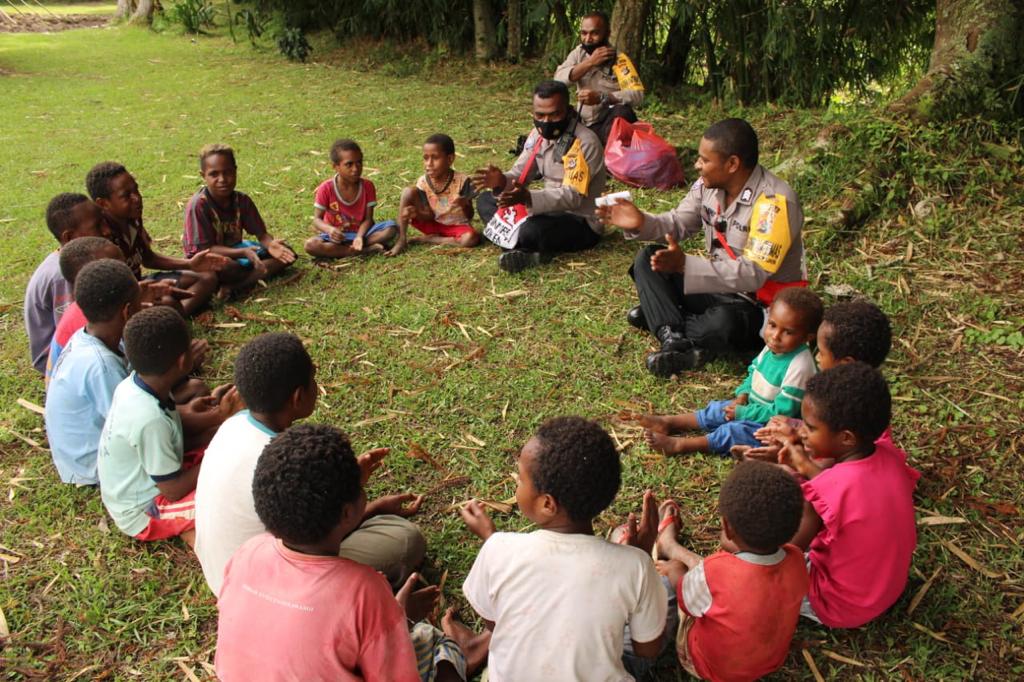 we should not think negative about the security in papua 28476