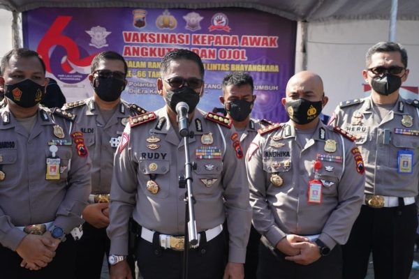 welcoming the 66th anniversary directorate of traffic security from central java regional police provides 28300 vaccines for transport and ojol drivers 42872