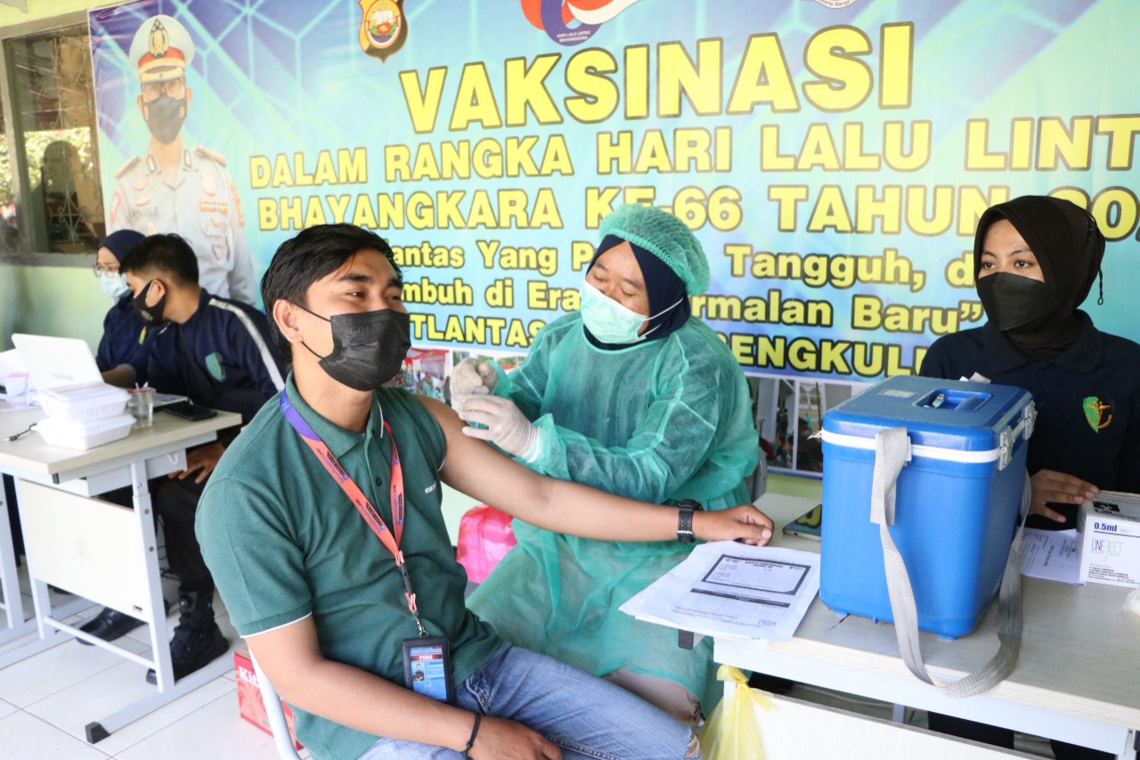 welcoming the 66th bhayangkara traffic day bengkulu regional police hold vaccinations at schools 42849