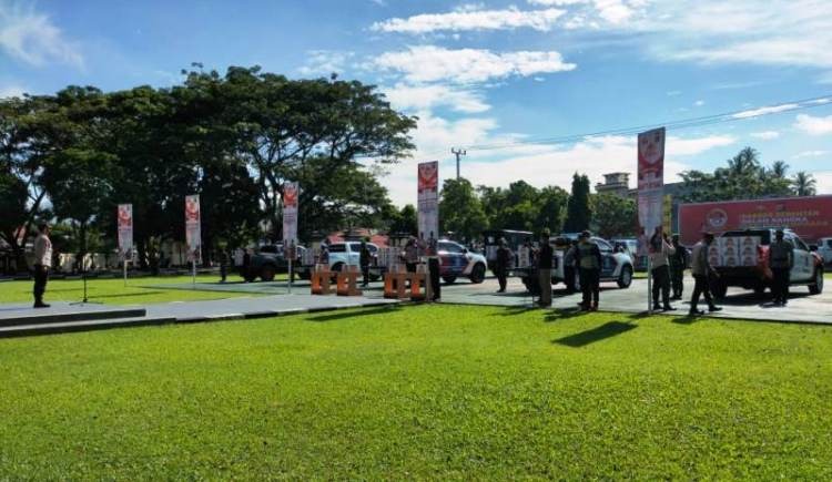 welcoming the anniversary of 75th bhayangkara day gorontalo regional police distributed 1000 package of nine basic needs and 5000 masks to the people of gorontalo 39465