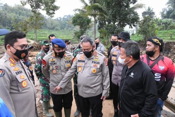 west java regional police chief directly observes flash flood disaster locations in garut regency 44380