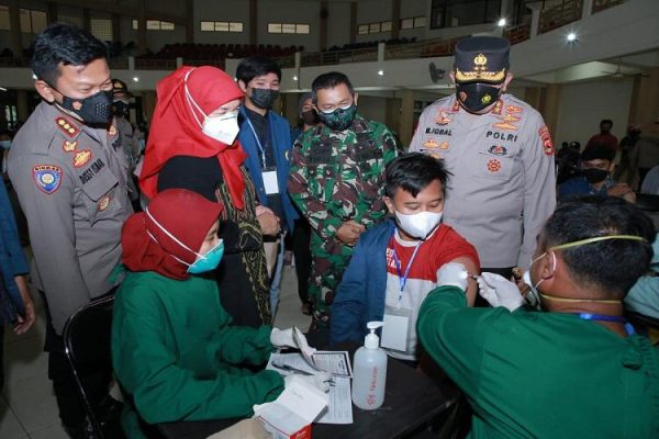 west nusa tenggara regional police held vaccination goes to campus 41153