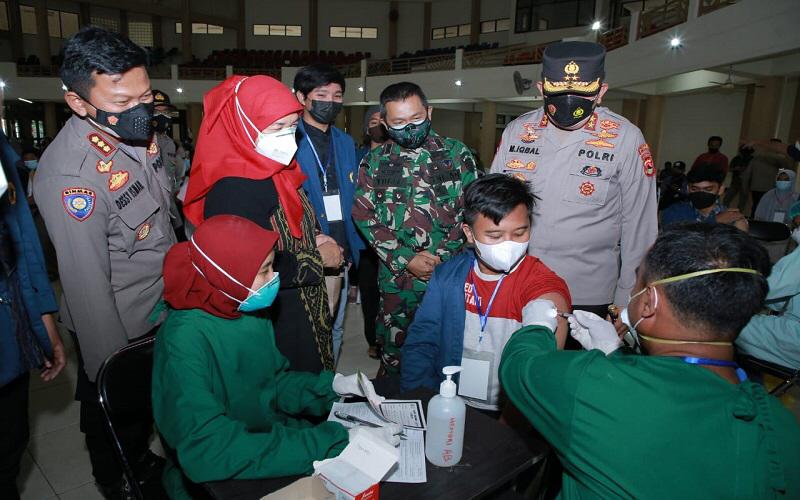 west nusa tenggara regional police held vaccination goes to campus 41153