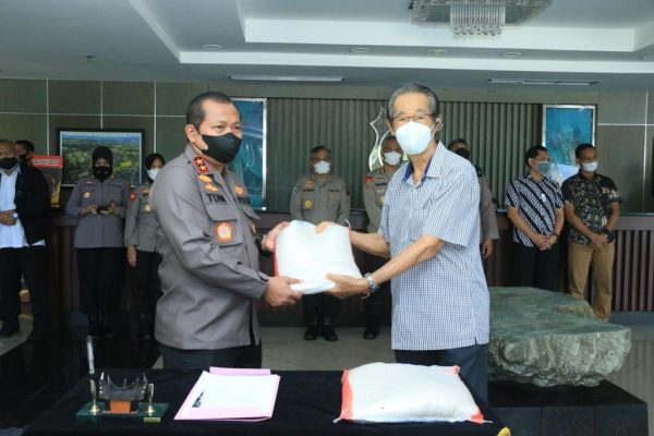 west sumatera regional police received 10 tons of rice assistance from chinese indonesian residents for communities affected by covid 19 41155