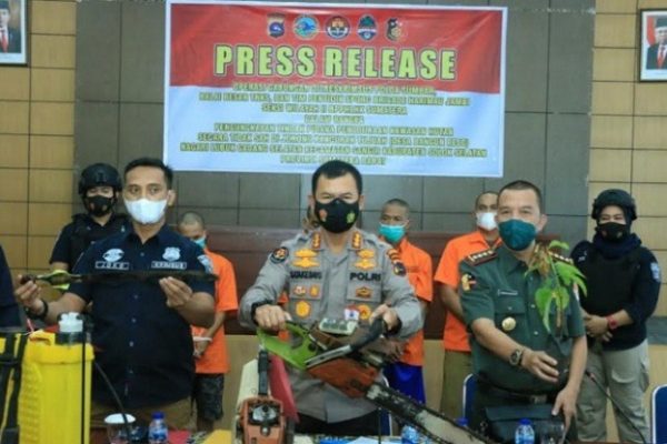 west sumatra regional police detained four forest squatters in tnks area 28902