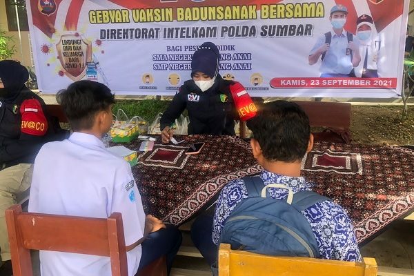 west sumatra regional police held merdeka vaccination for students in padang city 42951