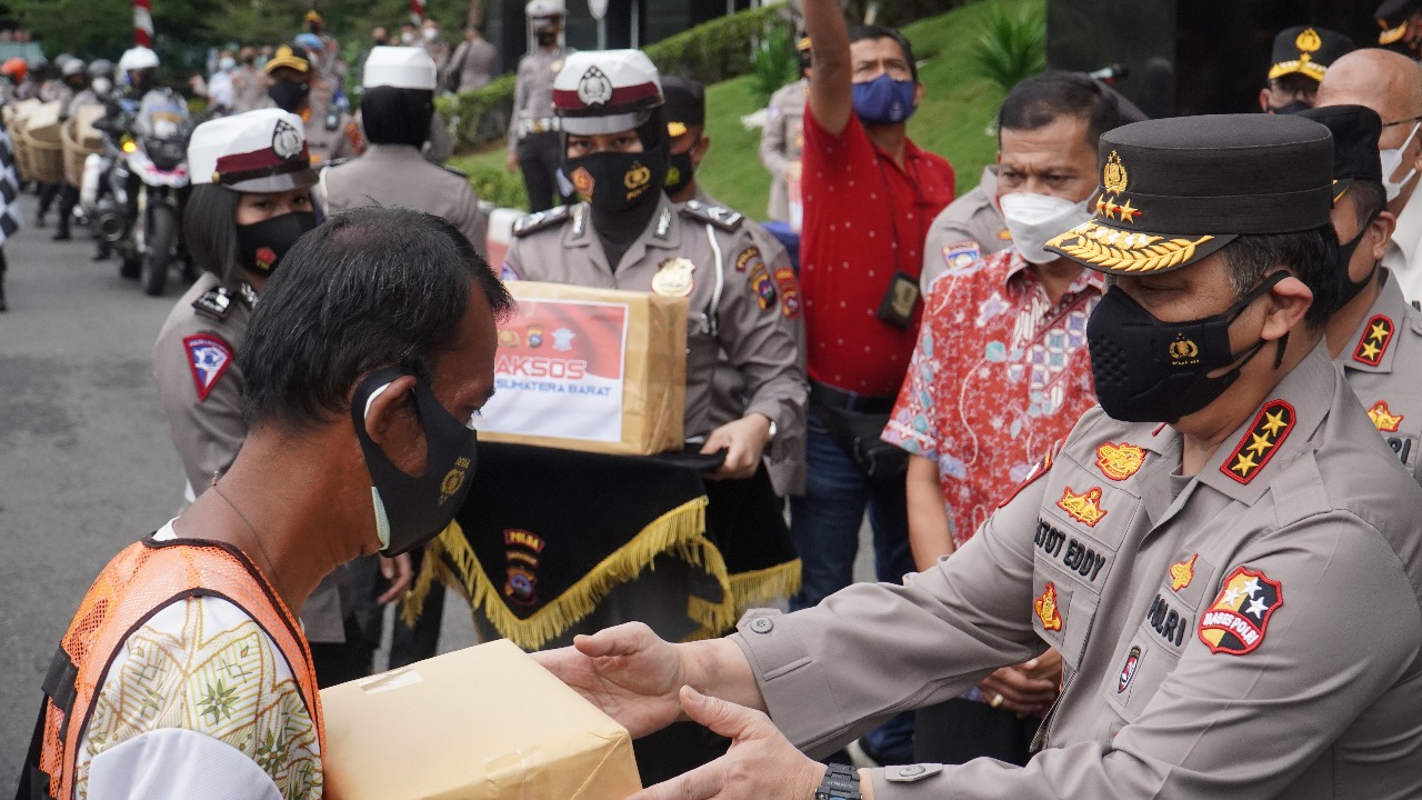 while monitoring the handling of covid 19 spread in west sumatera deputy chief of indonesia national police distributed 460 packages of social assistance 41091
