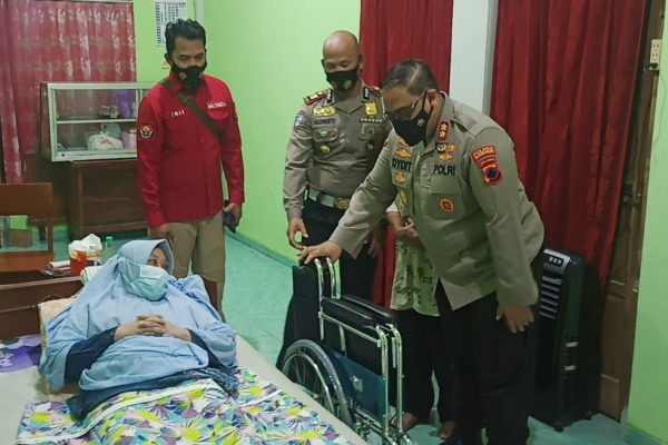 wonogiri resort police traffic unit provides wheelchair assistance to disabled residents 43369