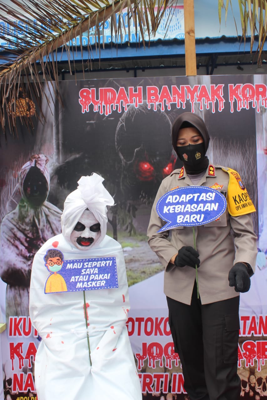 wow pocong cara unik polwan ri melakukan pencegahan dan pengendalian covid 19 11529