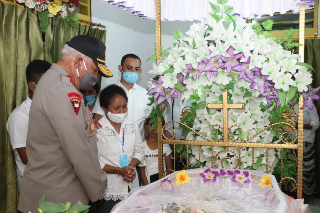 wujud belasungkawa kapolda papua hadiri ibadah pelepasan alm purn aiptu octovianus samalloi 11207