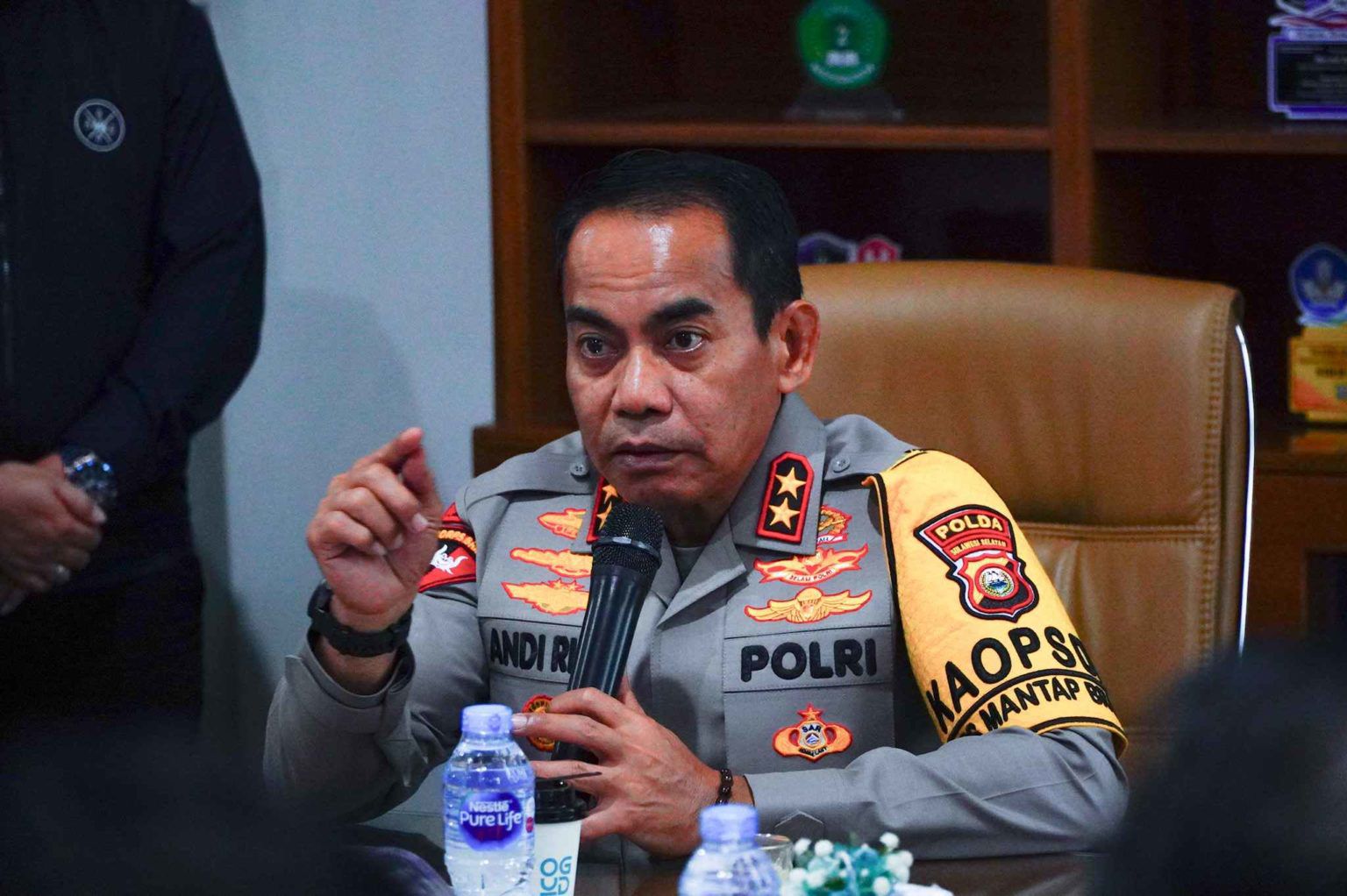 wujud kepedulian kapolda sumsel berikan bansos kepada korban kebakaran di kota makassar 79571
