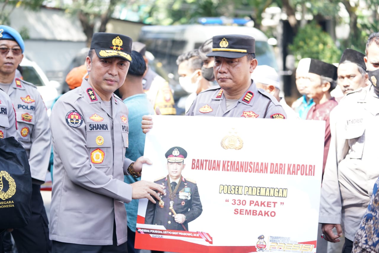wujud kepedulian ke masyarakat kapolri sebar 2 ribu bansos ke warga jakarta utara 56389