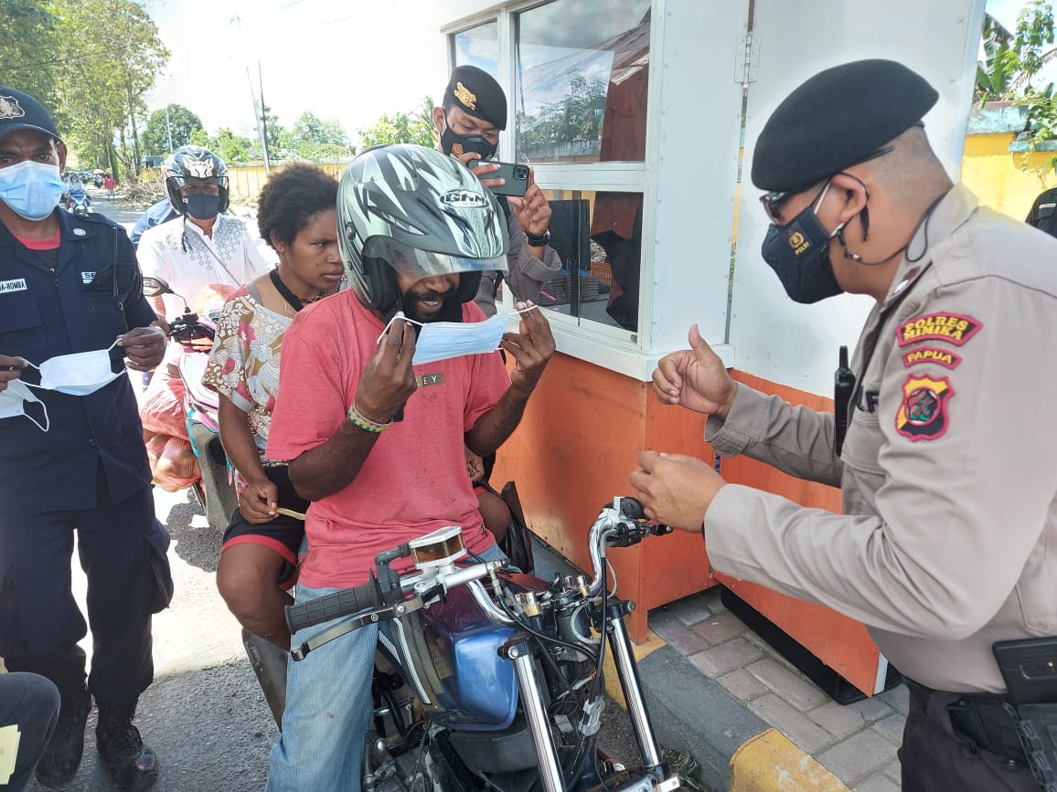 wujud kepedulian kepolisian mimika laksanakan patroli dan pembagian masker 13311